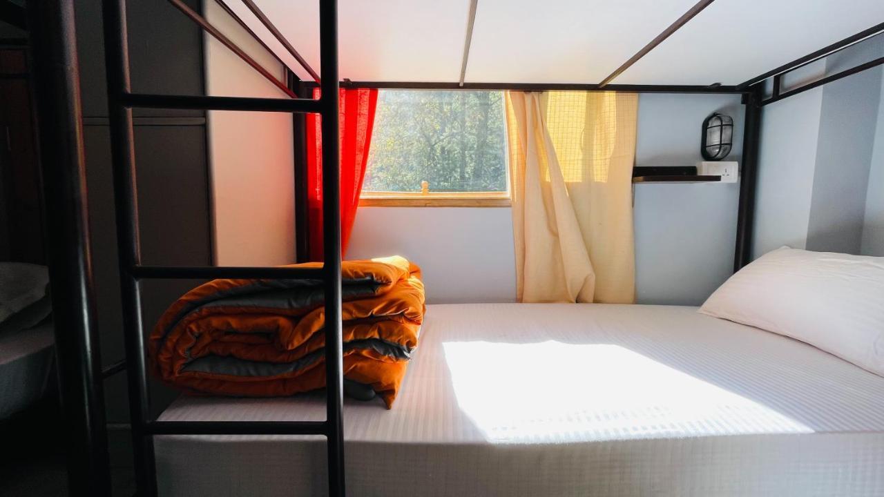 Madpackers Jibhi - Of Streamsides & Waterfalls 외부 사진